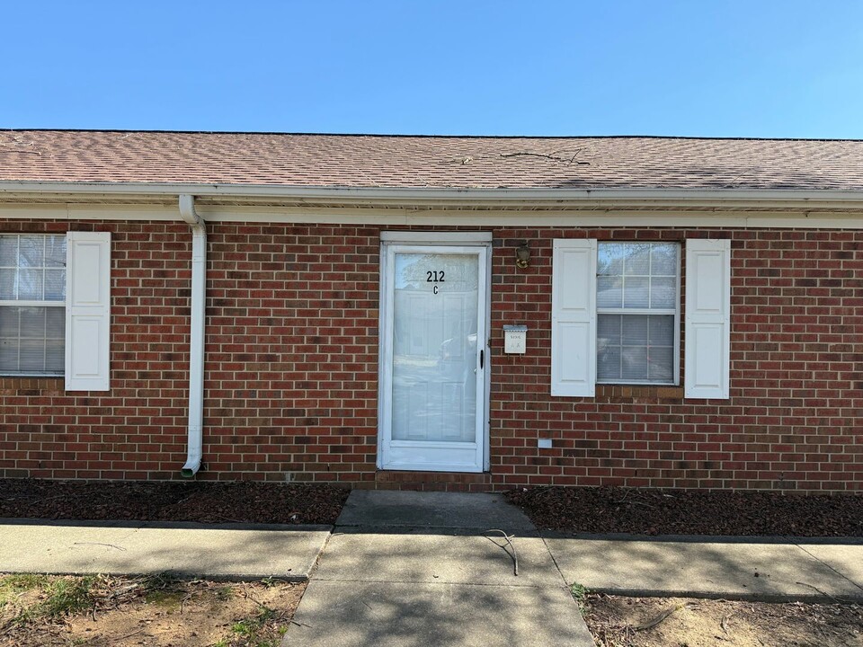 212 College St in Graham, NC - Foto de edificio
