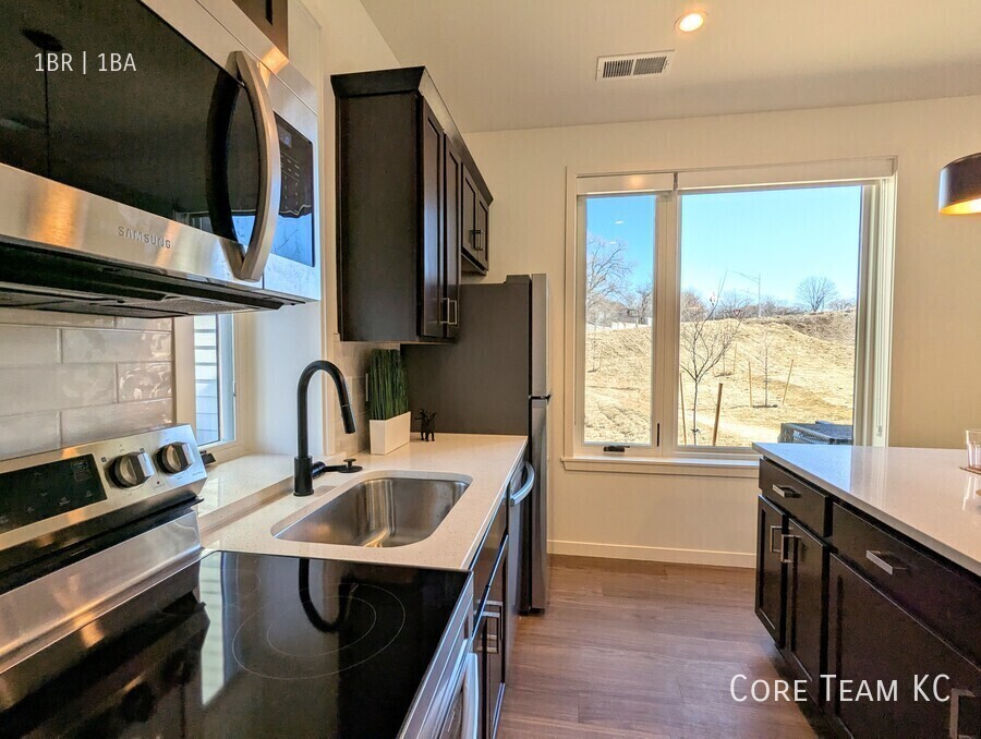1051 Pacific St-Unit -D in Kansas City, MO - Building Photo
