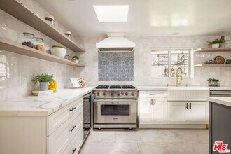 16733 Oak View Dr in Los Angeles, CA - Building Photo - Building Photo