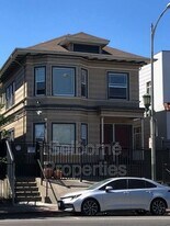 939 International Blvd in Oakland, CA - Building Photo
