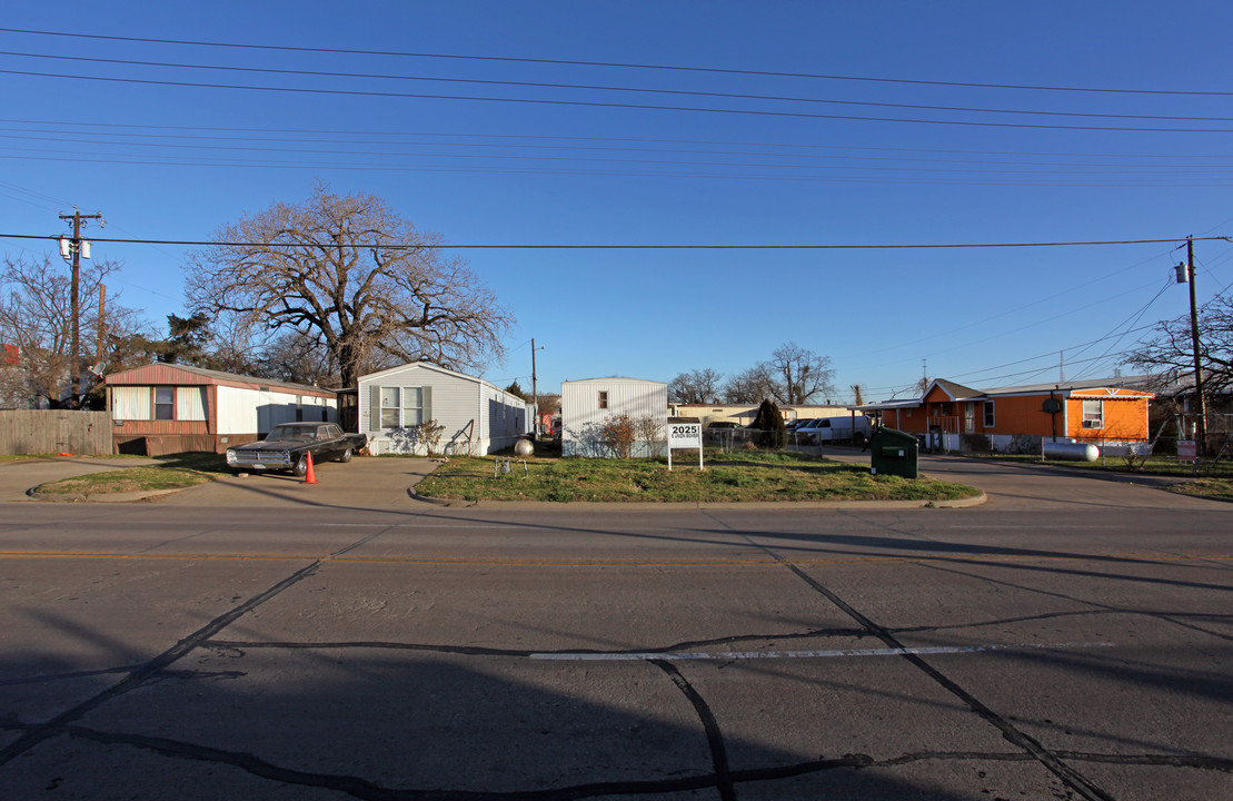 2025 E Union Bower Rd in Irving, TX - Building Photo