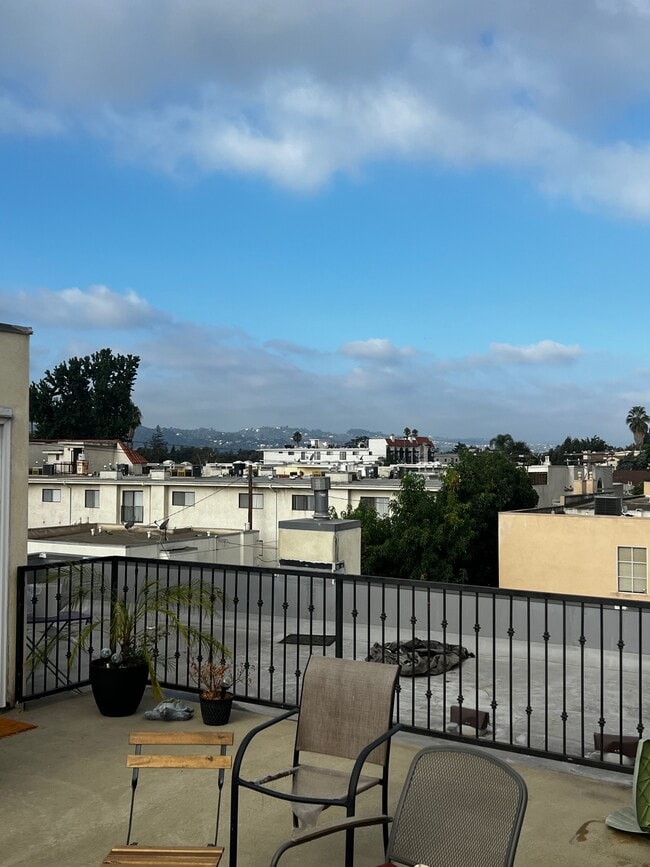 11048 La Maida St in North Hollywood, CA - Foto de edificio - Building Photo