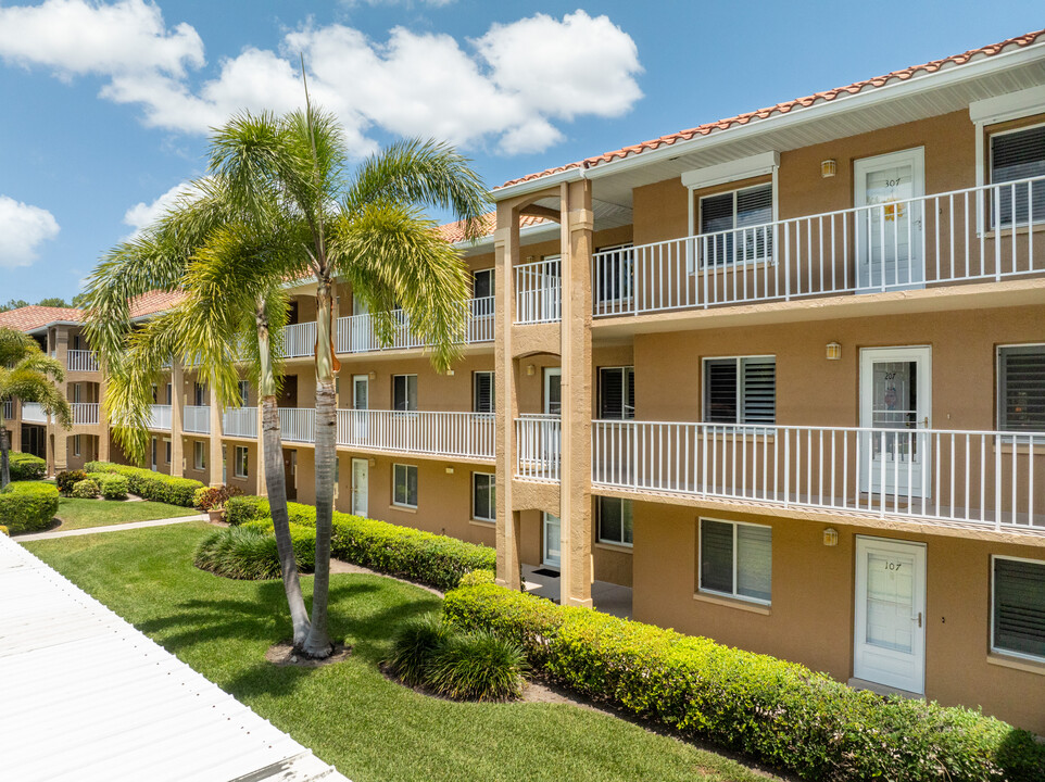 Bloomfield Ridge in Naples, FL - Foto de edificio