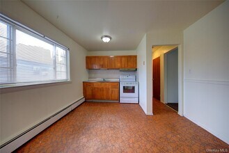 527 Cameron St in Elmont, NY - Building Photo - Building Photo