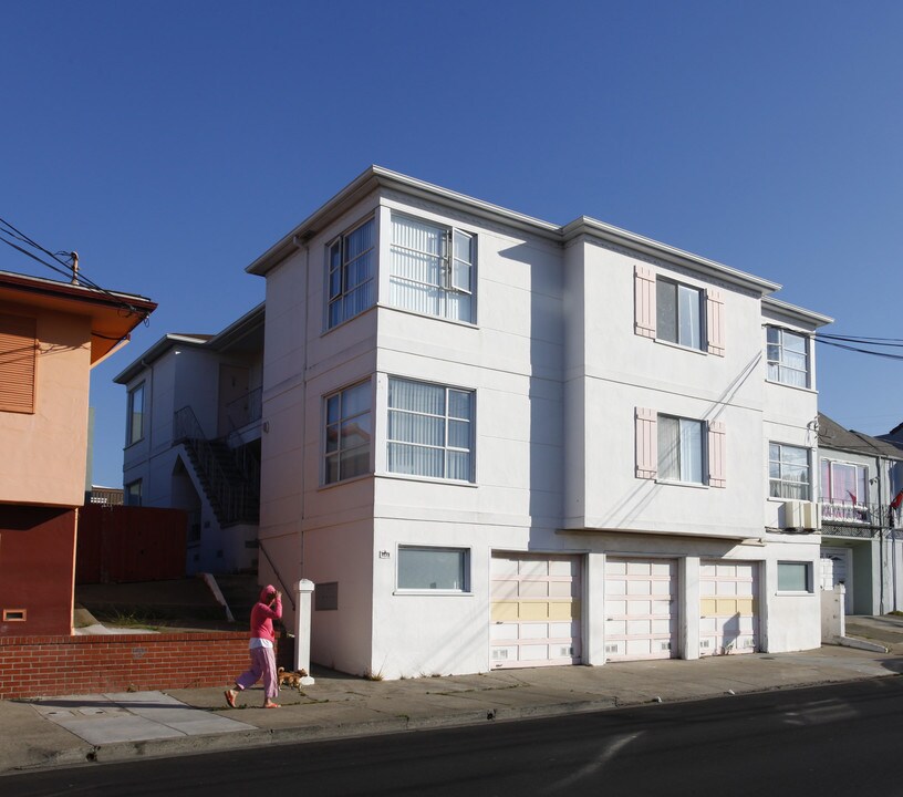 143 Castle St in Daly City, CA - Building Photo