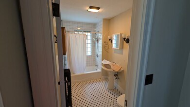 294 Boston Ave, Unit A in Medford, MA - Building Photo - Building Photo