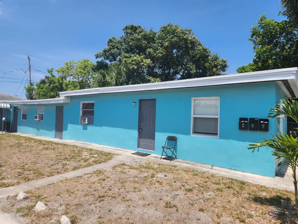 134 W 24th St in Riviera Beach, FL - Building Photo