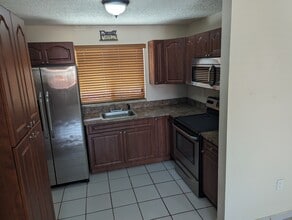 2740 W 61st St, Unit 205 in Hialeah, FL - Foto de edificio - Building Photo