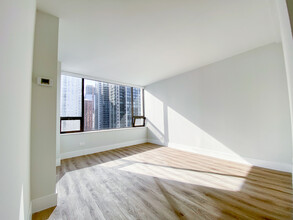 2 E Oak St in Chicago, IL - Building Photo - Building Photo