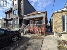 128 Caledonia Rd in Toronto, ON - Building Photo