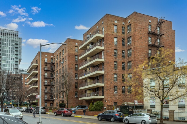 13710 Franklin Ave in Flushing, NY - Building Photo - Building Photo