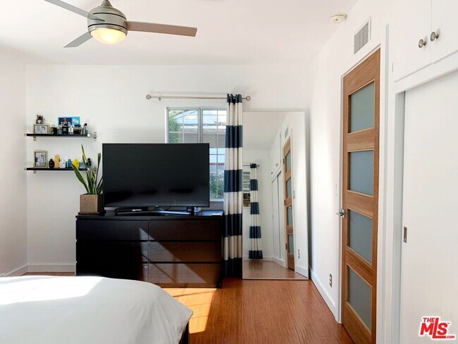 6840 Orion Ave in Los Angeles, CA - Building Photo - Building Photo