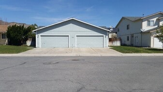 324 Sweetwater Cir in Dayton, NV - Building Photo