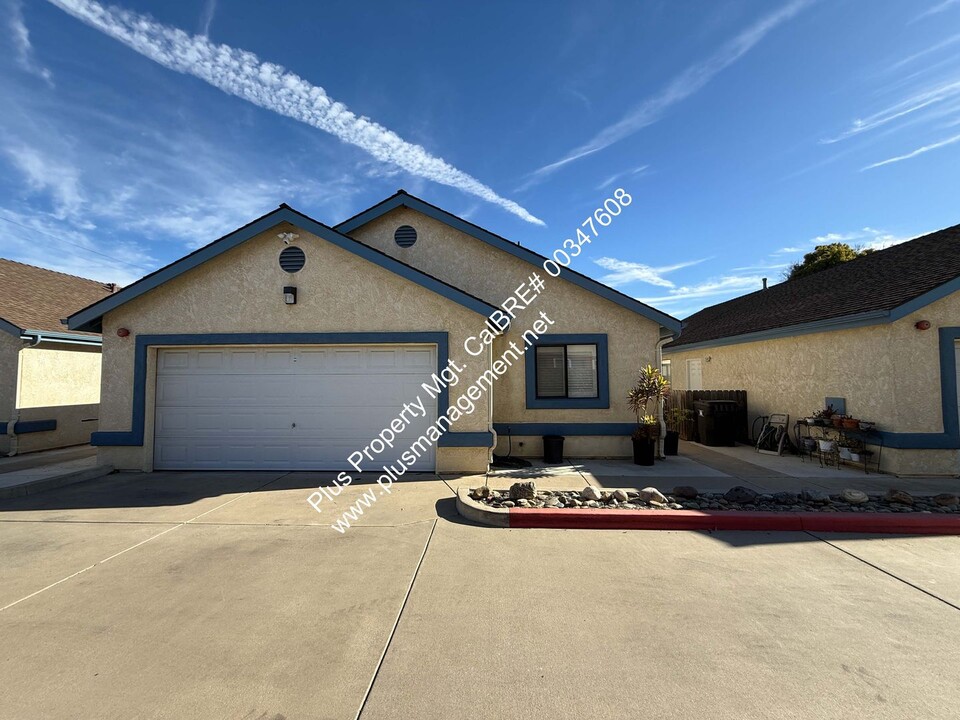 611 E Cypress St in Santa Maria, CA - Building Photo