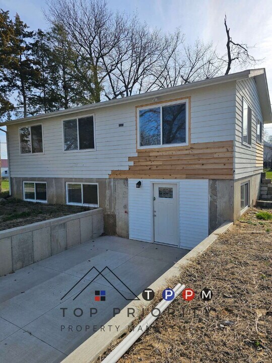 1095 3rd St in Marion, IA - Building Photo
