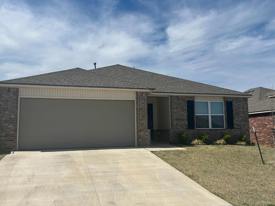9709 Laredo Ln in Yukon, OK - Building Photo