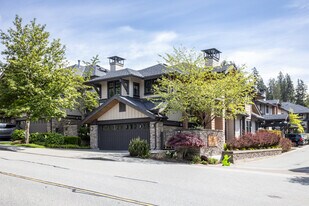 555 Raven Woods Dr in North Vancouver, BC - Building Photo