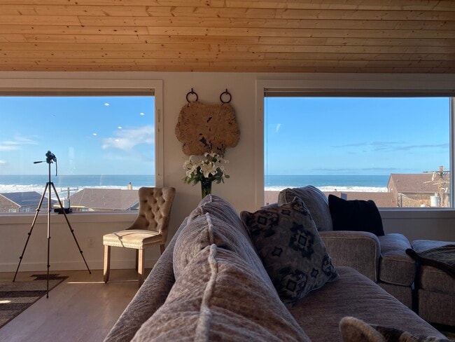 1140 NW 12th St in Lincoln City, OR - Building Photo - Building Photo