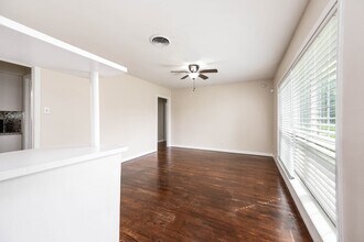 2433 S Austin Ave in Pearland, TX - Building Photo - Building Photo