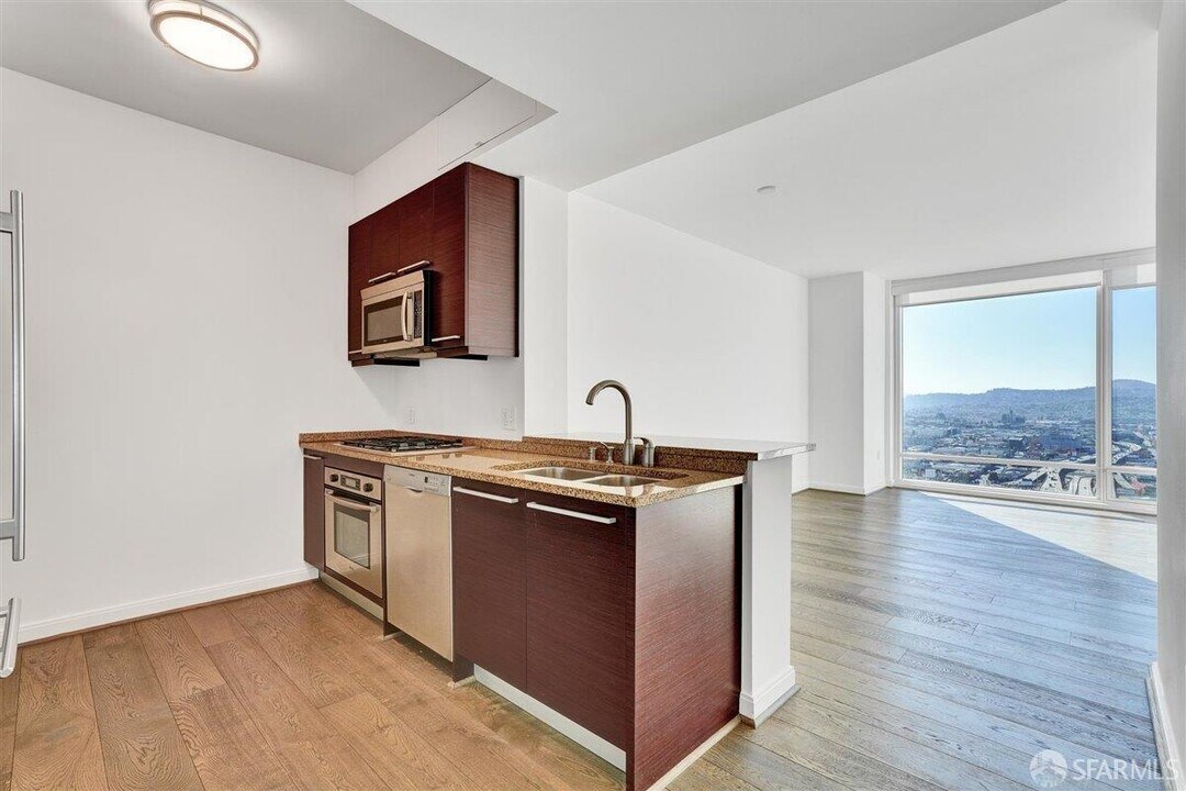 425 1st St in San Francisco, CA - Building Photo