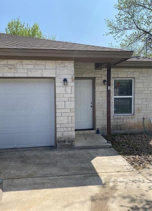 3205 Ranch to Market Rd 1869 in Liberty Hill, TX - Building Photo