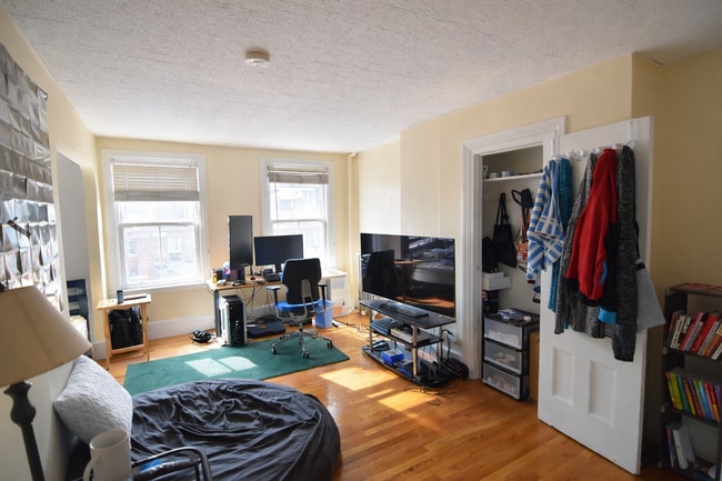 32 Irving St in Boston, MA - Foto de edificio - Building Photo