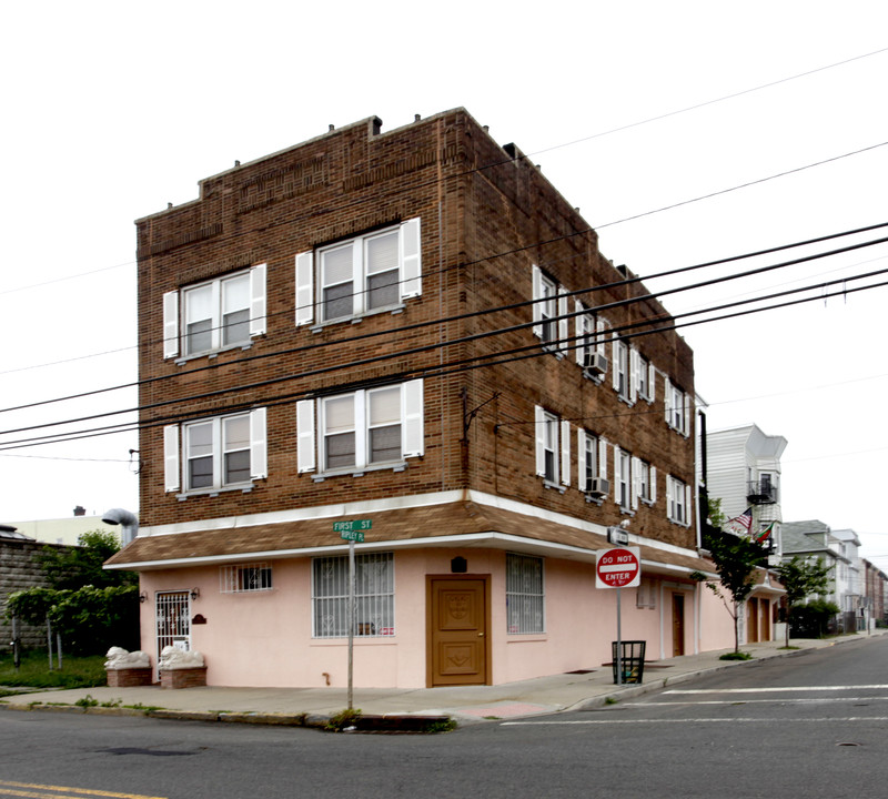 314 1st St in Elizabeth, NJ - Building Photo