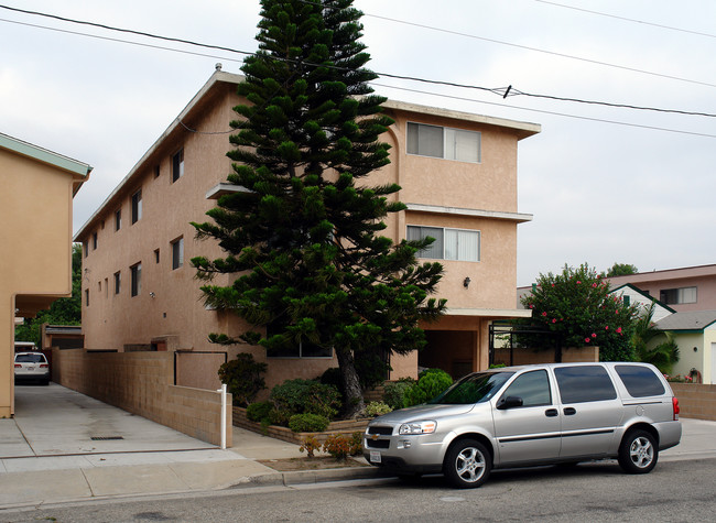 13909 Hawthorne Way in Hawthorne, CA - Foto de edificio - Building Photo