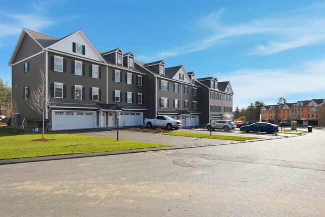 7 Elise Ave in Londonderry, NH - Building Photo - Building Photo