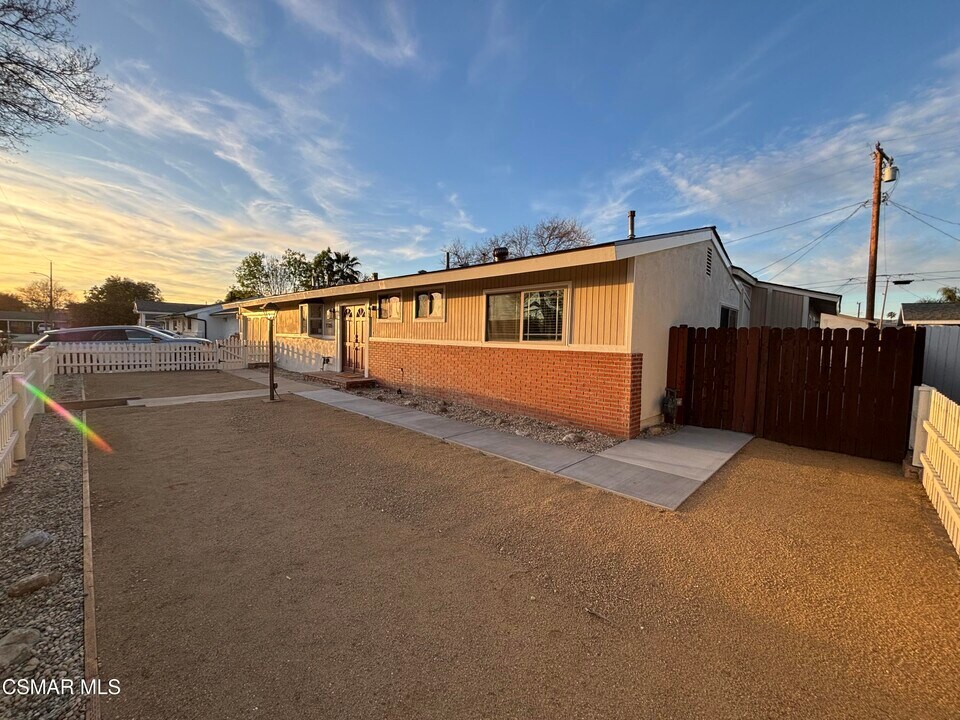 1535 Wallace - Unit B St in Simi Valley, CA - Building Photo