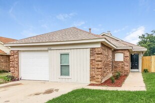 2618 Butterfield Dr in Fort Worth, TX - Building Photo