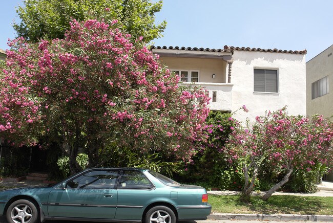 6111 Romaine St in Los Angeles, CA - Building Photo - Building Photo