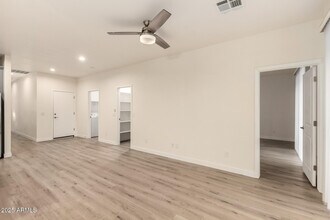 129 W Latona Rd in Phoenix, AZ - Foto de edificio - Building Photo