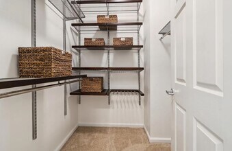 30 E Julian St, Unit 113 in San Jose, CA - Foto de edificio - Building Photo