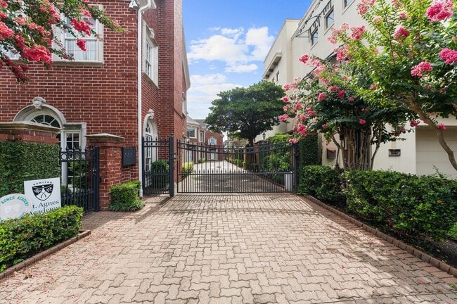 2222 Nantucket Dr in Houston, TX - Building Photo - Building Photo