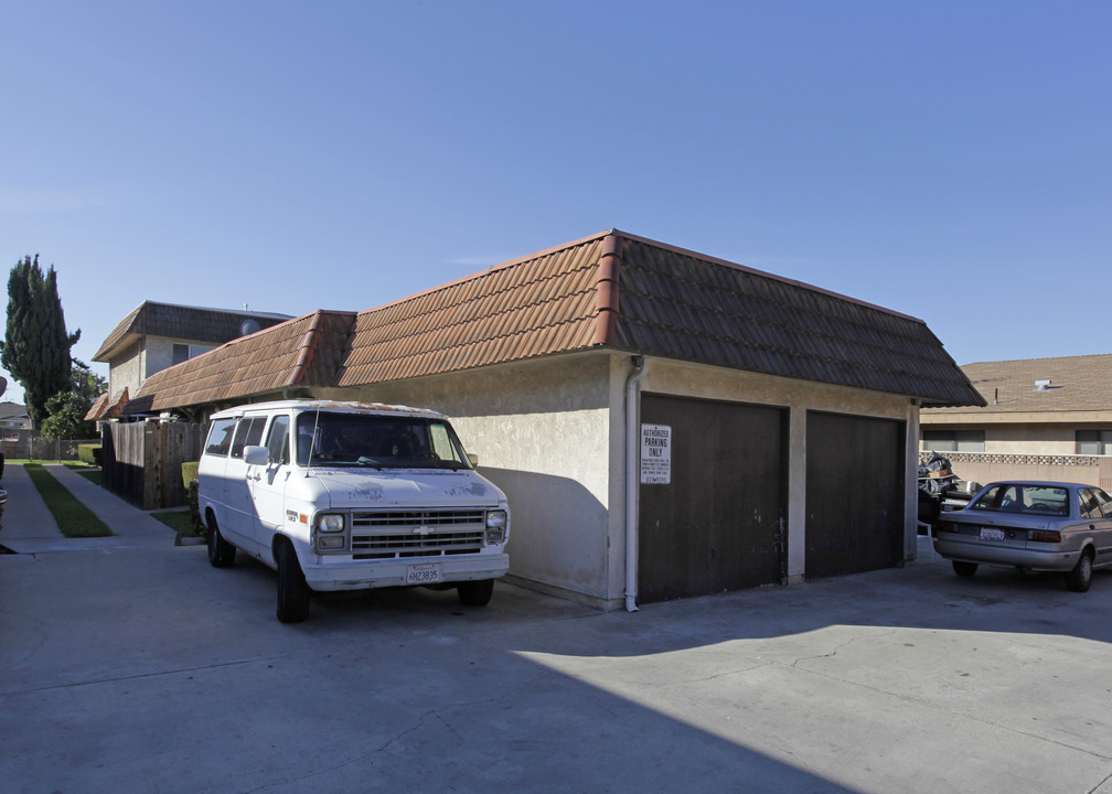 5610-5616 Newman St in Cypress, CA - Building Photo