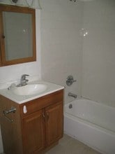 73 Sherman St, Unit 1st Floor-Basement-Garage in Lynbrook, NY - Foto de edificio - Building Photo