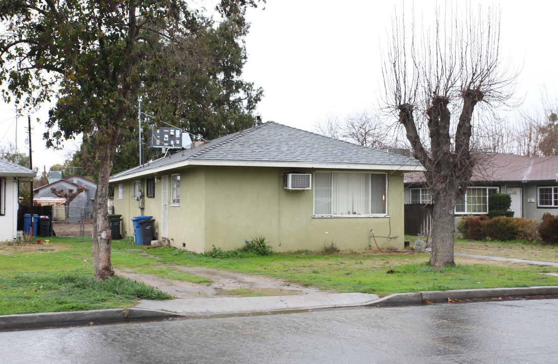 685-687 W Olive St in Turlock, CA - Building Photo