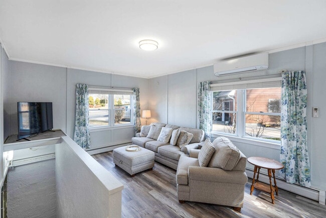 18 Maryland Blvd in Hampton Bays, NY - Building Photo - Building Photo