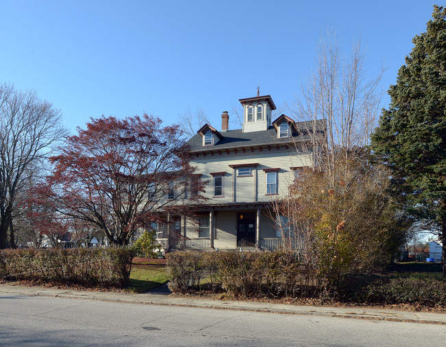 389 Laurel Hill Ave in Cranston, RI - Foto de edificio - Building Photo