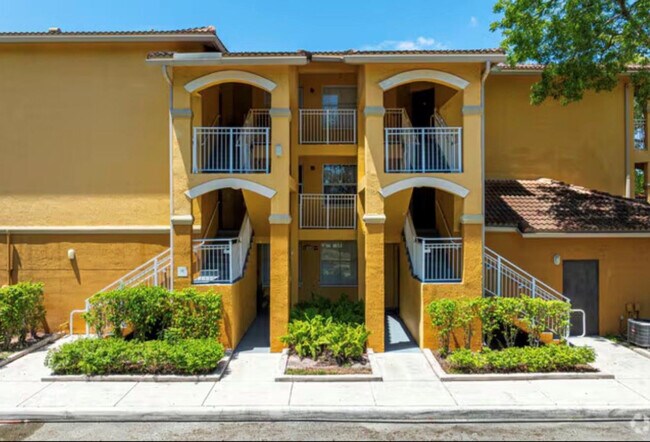 165 NW 96th Terrace in Pembroke Pines, FL - Foto de edificio - Building Photo