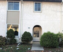 166 Thoreau Dr in Plainsboro, NJ - Building Photo