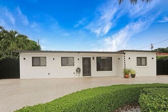 16930 NW 54th Ave in Miami Gardens, FL - Foto de edificio - Building Photo