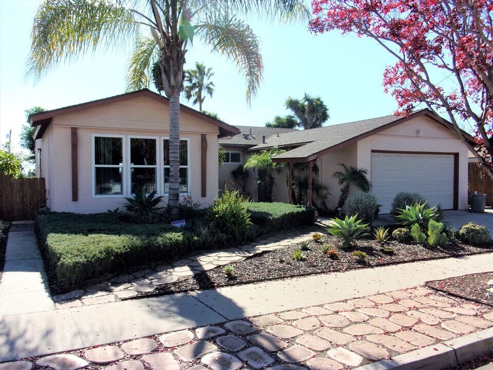 8217 Whelan Dr in San Diego, CA - Building Photo