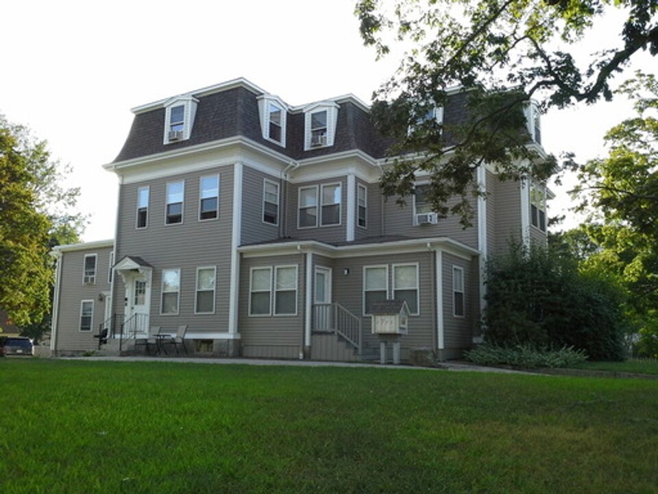 108 N Main St in Uxbridge, MA - Building Photo