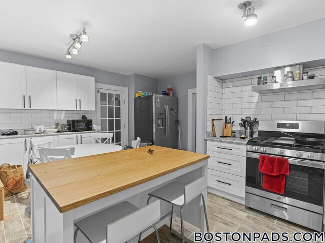 42 William St, Unit 2 in Medford, MA - Foto de edificio - Building Photo