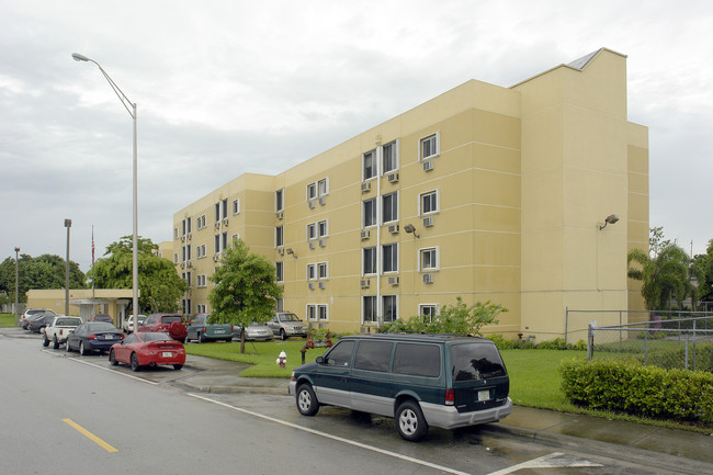 Vivian Villas in Hialeah, FL - Foto de edificio - Building Photo