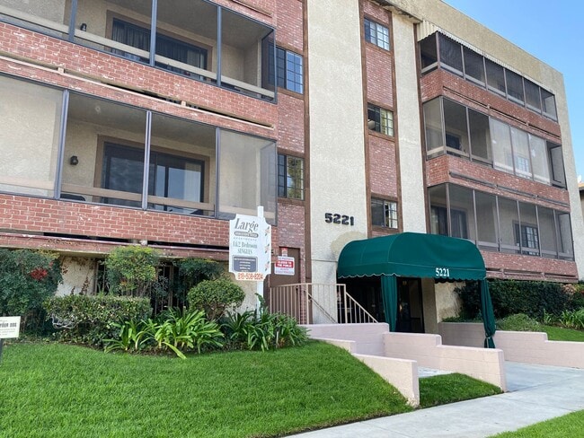 5221 Bellingham Ave in Los Angeles, CA - Building Photo - Building Photo