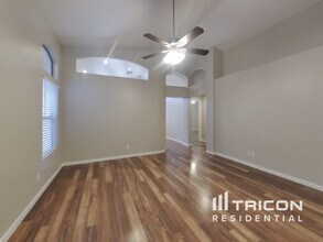 10057 E Capri Ave in Mesa, AZ - Foto de edificio - Building Photo