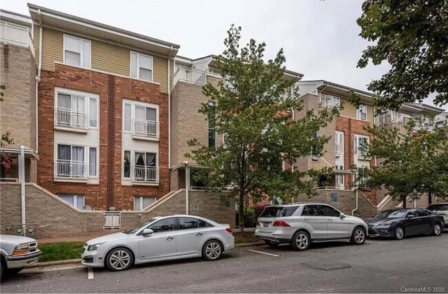 Room in Condo on Donatello Avenue in Charlotte, NC - Foto de edificio - Building Photo